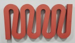 JOAQUIM TENREIRO Fita, escultura em madeira pintada em vermelho. Medindo: 45 x 88 cm.