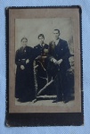 Antiga fotografia colada em cartão, (Séx. XIX) Família Tradicional de época. Med. 8cm x 13cm