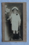 Antiga fotografia de Criança colada em cartão, (Séx. XIX) Família Tradicional de época. Med.5cm x 10cm