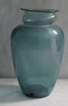 RAVAGNANI. Vaso em vidro soprado no tom azulado com desenho jateado de contorno de nu feminino. Possui altura de 30cm. Peça assinada pelo artista.
