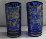 Par de antigos copos dos anos 50 em vidro azul cobalto com desenhos florais em prata. Altura 14cm