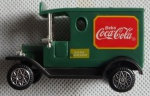 Colecionismo - Carrinho antigo da coca-cola em material sintético, com letreiro padrão da marca, caminhão na cor verde folha, parte frontal imitando cromado. Comp. 6,5cm