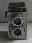 Câmera fotográfica RICOHFLEX MODEL VII, produzida no Japão. Formato 6x6 TLR. Incrível modelo similar da Rolleiflex, que foi a primeira câmera da marca automática equipada com célula de selênio. A Ricoh produziu câmeras mais resistentes que as originais alemães, cujas células paravam de funcionar depois de alguns anos, enquanto as japonesas continuavam perfeitas. não foi testada.
