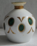 Perfumeiro bojudo sem a tampa em overlay leitoso sobre fundo verde, detalhes a ouro. Altura 12 cm