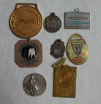 Lote com (8) peças contendo medalhas esportivas e plaquetas  modelos e tamanhos diversos.