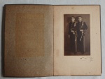 COLECIONISMO - MILITARIA - Fotografia antiga de formatura de Militar. No estado, apresenta furos de traças. Med. 8 x 13cm
