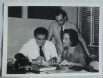 Fotografia de Ibraim Sued assinando contrato na Copacabana. Med. 9 x 12cm