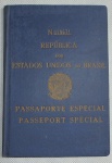 COLECIONISMO - Passaporte Prima Classe da Republica dos Estados Unidos do Brasil n.º 019671  raro e bem conservado, estampilhado com visto de diversos países e selos variados.