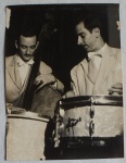 Fotografia de Musico tocando Violoncelo e Bateria. Med. 18cm x 24cm