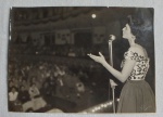 FOTOGRAFIA - Apresentação de Nora Ney no Teatro Trianon. Med. 18 x 24cm