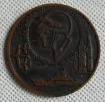 MEDALHA - Anverso - No centro em relevo o numero 60 com uma estrela na parte superior, nas bordas ao redor idiogramas orientais com a data 1927/1987 - No Verso -Parte superior em relevo um busco de soldado com capacete logo abaixo aeronave, navio e foguete.  Diam. 5cm