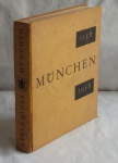 LIVRO RARO - ALEMANHA - VERLAG F. BRUCKMANN MÜNCHEN - LEBENDIGES MÜNCHEN - IM AUFTRAG DER BAYERISCHEN LANDESHAUPTSTADT - HERAUSGEGEBEN VOM ROLF FLÜGEL. - Edição (1958)  F. Bruckmann KG, München. Livro ricamente ilustrado com gravuras monocromáticas e coloridas, no total de 399 páginas.