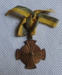 Medalha honra ao mérito com o fitilho original. Med. 3cm x 3cm.