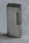 COLECIONISMO - Interessante isqueiro Italiano espessurado a prata da Cross, n.º 007201, cinzelado Argente,  no estado - Alt. 65mm