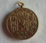 COLECIONISMO - Interessante isqueiro Japão, plaque d'or, anverso um brasão com Leão ao centro em relevo e acima uma coroa, nos lados a Letra L e o numero 7, logo abaixo a data de 1650 rodeado por ramos nas laterais, na parte posterior um circulo ao centro e nas bordas rodeadas por ramos,   no estado - Diam. 40mm