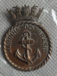 Broche da Marinha de Guerra do Brasill. Ostenta ao centro a âncora, símbolo da Armada nacional.