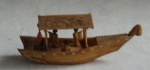 Gondola Oriental com figuras tipicas de gueixas em material sintético. Med. 14cm