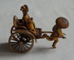 Escultura em massa de Riquixá - Med. 9 x 10 cm - O riquixá (português brasileiro) ou riquexó (português europeu)12 (em inglês: rickshaw) é um meio de transporte de tração humana em que uma pessoa puxa uma carroça de duas rodas onde acomodam-se mais uma ou duas pessoas. O vocábulo riquixá tem origem na Ásia onde eram amplamente utilizados como meios de transporte pela elite. Atualmente, no entanto, os riquixás foram proibidos em muitos países na Ásia em decorrência dos numerosos acidentes.Os riquixás comuns têm sido substituídos, principalmente na Ásia, pelos ciclo-riquixás. Eles também são comuns em cidades ocidentais como Nova Iorque. Em Londres eles são conhecidos como pedicabs. O termo "riquixá" é utilizado também para esses veículos, mas esse artigo trata exclusivamente de riquixás puxados a pé.O vocábulo "riquixá" vem da palavra japonesa jinrikisha (, onde  jin =humano,  riki= tração,  sha = veículo), que literalmente significa "veículo de tração humana".