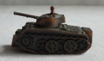 Espetacular apontador de coleção manufaturado com metal cobreado, na forma de tanque de guerra. Med. 7,5cm