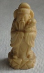 Escultura em Marfinite representando sábio oriental.  Alt.10cm