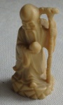 Escultura em Marfinite representando sábio oriental.  Alt.10cm