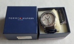 Relógio da Tommy Hilfinger original,  fundo branco com 3 marcadores, pulseira em couro marrom,  em sua caixa e sem uso. numeração TH175.1.14.1203