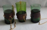 Lote com 3 copos verdes suspensos por corrente douradas, guarnecidas com couro.