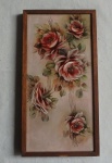 Pintura em azulejo, arranjo de rosas, lindo trabalho, delicado e muito decorativo. Assinada no CID "CE" Moldura em madeira. Mede 32,0 x 16,7 cm. Moldura parcialmente solta.