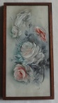 Pintura em azulejo, arranjo de rosas, lindo trabalho, delicado e muito decorativo. Assinada no CID "CE" Moldura em madeira. Mede 32,0 x 16,7 cm. Moldura parcialmente solta.