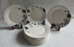 PORCELANA - Conjunto com 12 pratos rasos sem marca do fabricante, decoração floral Preto com fundo branco. Diam. 27cm