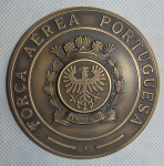 Medalha  -  Anverso ao centro em relevo Brasão com vários circulos no centro e coroa acima , abaixo flâmula com a inscrição Aquela Certa Ajuda, nas bordas a inscrição Direcção de Abastecimento   -   Verso - No centro Ciem relevo Brasão ex moro motu com águia em relevo no centro com a inscrição na borda Força Aerea Portuguesa . Diam. 80mm - peso 205g