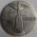 Medalha em homenagem aos Veteranos da Aeronáutica  - (RANDAL)  Anverso ao centro em relevo Figura Alada sobre obelisco nas laterais a Inscrição Santos Dumont   -   Verso - No centro Circulo com flores e ao centro a inscrição " Aos Veteranos do Ar" Touring Club do Brasil, nas bordas a inscrição Semana da Asa 1935/1968 - acondicionada na caixa da medalha . Diam. 60mm - peso 75g