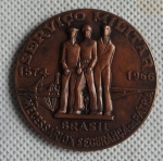 Medalha (1966)  Anverso ao centro em relevo Monumento  Representando as Forças Armadas, Exército, Marinha e Aeronáutica -  com inscrições nas bordas " 1574/1966 - Serviço Militar Brasil Necessário Segurança da Pátria" - Verso - Ao centro Brasão das Forças Armadas em  Relevo com a inscrição 1966 Nova Lei do Serviço Militar - Brasil Correio 30 Cruzeiros" . Diam. 50mm - 50g