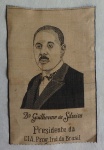 Memorabilia - Estampa bordada com linha em tecido do Presidente da CIA Prog. Ind. do Brasil - Dr. Guilherme da Silveira. Med. 19cm x 29cm