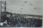 Colecionismo - Cartão Postal Alemão retratando  grupo de aeronaves que realizam uma operação- Berlim 28/06/1930. Med. 9cm x 14cm