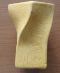Vaso em Cerâmica Amarela formato helicoidal. Altura 18cm