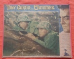 Antigo Cartaz em Cartão Promocional de Filme de Cinema com Tony Curtis As The Outsider. Marcas do Tempo - Med. 26cm x 32cm