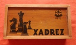 Caixa em madeira nobre da Estrela contendo peças para jogo de xadrez. n.º 992. Med. 4,5 x 10x 19cm - Completo.