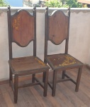 Conjunto constando duas cadeira em madeira nobre, no estilo colonial, decoradas com pinhas na parte no superior, assento e encosto requer nova forração. No estado