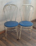 Lote com duas cadeiras de ferro com assento azul em bom estado de conservação, estrutura boa, demanda pintura.