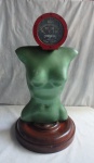 Escultura de corpo feminino em ferro, no tom verde, sobre base em madeira maciça circular, encimada por face estilizada - relógio / termômetro - fabricado pela "General Electric".  É Obra de Arte, relógios não testados e provavelmente não funcionam. Med.: 74 X 40 cm