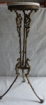 Coluna toda fabricada em bronze, estrutura na forma de tripé, ornamentação em relevo com figuras de animais fantásticos, com volutas, canelados e elementos vegetalistas, tampo em mármore branco esférico, Alt. 84 x diam 27cm