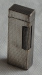 COLECIONISMO - Interessante isqueiro espesurado a prata, decorado em quadriculado apresentando pequena morsa, da marca Dunhill, fabricado na suíça, patente n.º 24163   no estado - Alt. 63mm