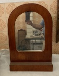 Espelho em forma de Capela, moldura em madeira nobre padrão canela - med. 40cm x 63cm