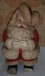 Escultura de Papai Noel em Gesso, ricamente policromado. Pé quebrado, no estado. Alt. 36cm