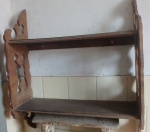 Antigo Suporte com duas Prateleira em Madeira Nobre, laterais trabalhada com entalhe vazado. Med. 53cm x 18cm x 66cm