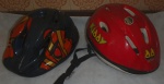 Lote com (2) dois, Capacetes esportivo elaborado com material sintético utilizado em ciclismo, skate etc. Capacete da Kiddy mede 52/56mm - Capacete da Prowell mede 52/56mm. Total 2 peças.