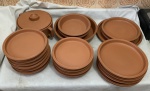 Conjunto de Cerâmica com 21 peças, com 5 pratos grande, 12 médios, 1 travessa redonda e 1 caçarola, 2 pratos fundos.