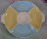 Petisqueira de porcelana branca com divisões azul e amarelo dec.60/70 (Art. Déco) diam.28cm