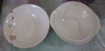 Lote com 2 saladeiras de porcelana branca decorada com  motivos florais (década 60)  Diam. 25cm